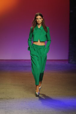 prabal gurung tarafından ICB modeli