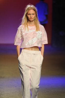 prabal gurung tarafından ICB modeli