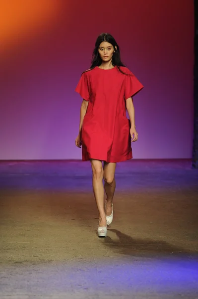 Caminhadas modelo durante ICB por Prabal Gurung — Fotografia de Stock