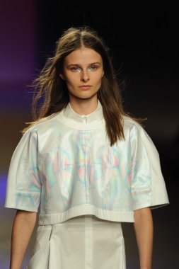 prabal gurung tarafından ICB modeli