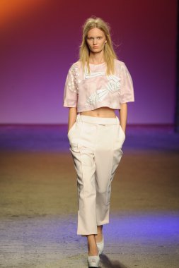 prabal gurung tarafından ICB modeli