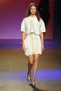 prabal gurung tarafından ICB modeli