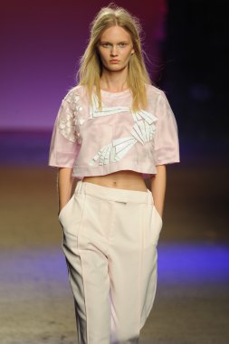 prabal gurung tarafından ICB modeli