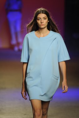 prabal gurung tarafından ICB modeli