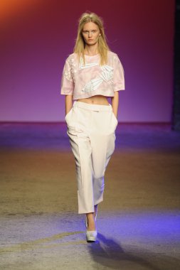 prabal gurung tarafından ICB modeli