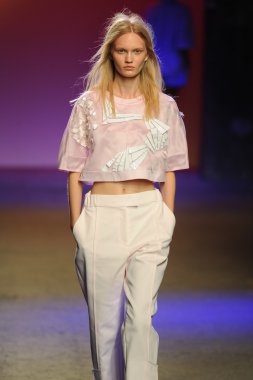 prabal gurung tarafından ICB modeli