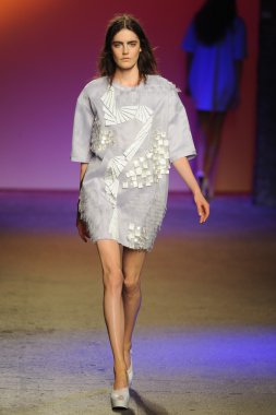 prabal gurung tarafından ICB modeli