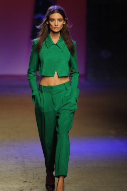 prabal gurung tarafından ICB modeli