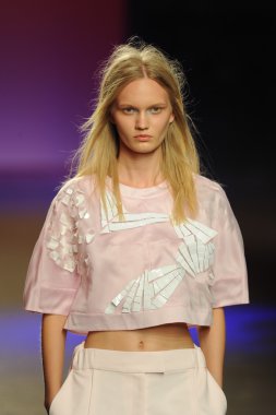 prabal gurung tarafından ICB modeli