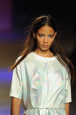 prabal gurung tarafından ICB modeli