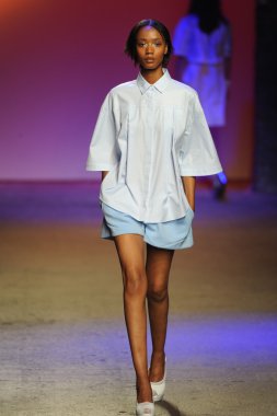 prabal gurung tarafından ICB modeli