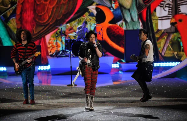 Fall Out Boy performs at 2013 Victoria's Secret — Stock Photo, Image