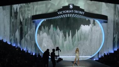 Kar melekleri parçası olan victoria's secret defile pist
