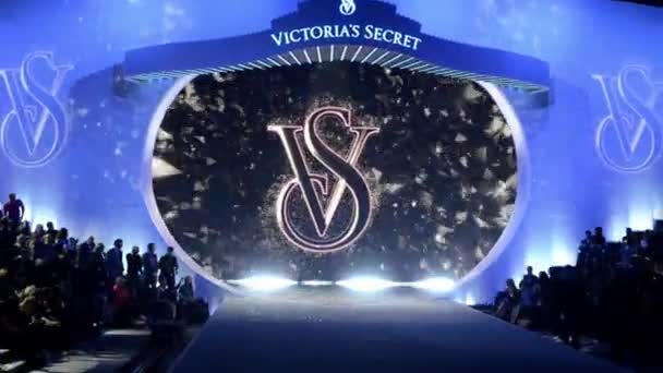 Finale landningsbanan på victoria's secret modevisning — Stockvideo