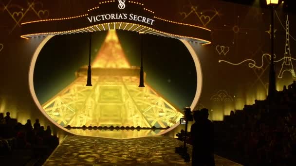 Pariser Nächte Teil der Victoria 's Secret Fashion Show 2013 — Stockvideo