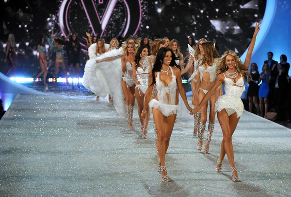 Modelos no Victoria 's Secret Fashion Show — Fotografia de Stock