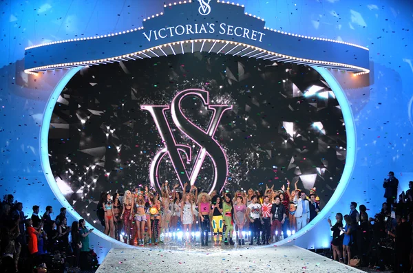 Modellen op victoria's secret fashion show — Stockfoto