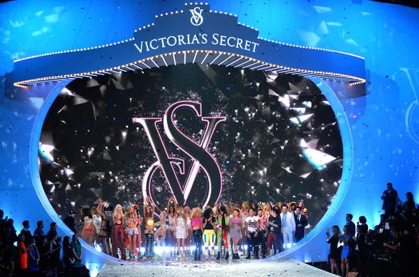 Modellen op victoria's secret fashion show — Stockfoto