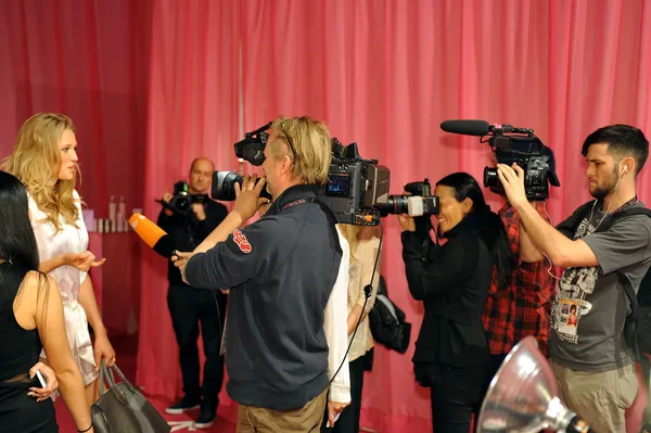 Toni Garrn röportaj veriyor. — Stok fotoğraf