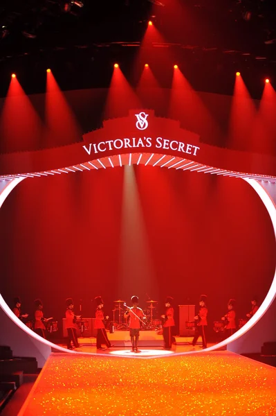 Britské vojenské bubeníci na victoria secret — Stock fotografie