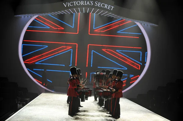 Bateristas militares británicos en Victoria 's Secret — Foto de Stock