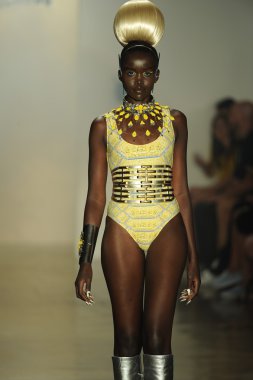 sarışın show pist model yürür
