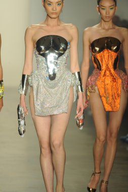 sarışın show pist modelleri yürümek