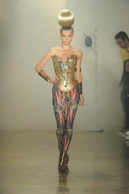 sarışınlar Show'da model
