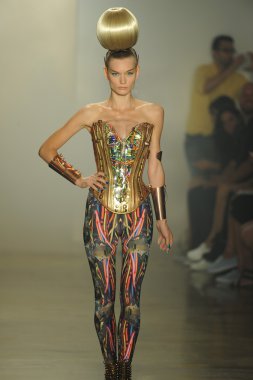 sarışınlar Show'da model