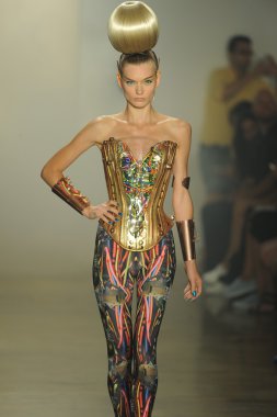 sarışınlar Show'da model