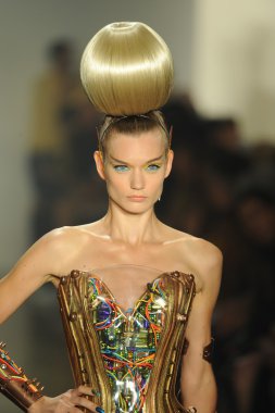 sarışınlar Show'da model