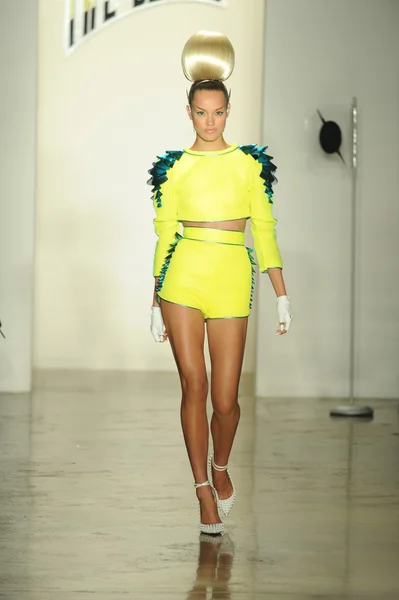 Modelo em The Blonds show — Fotografia de Stock