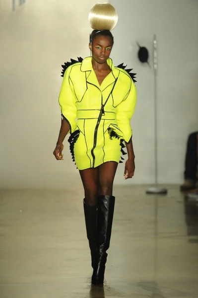 Modelo em The Blonds show — Fotografia de Stock