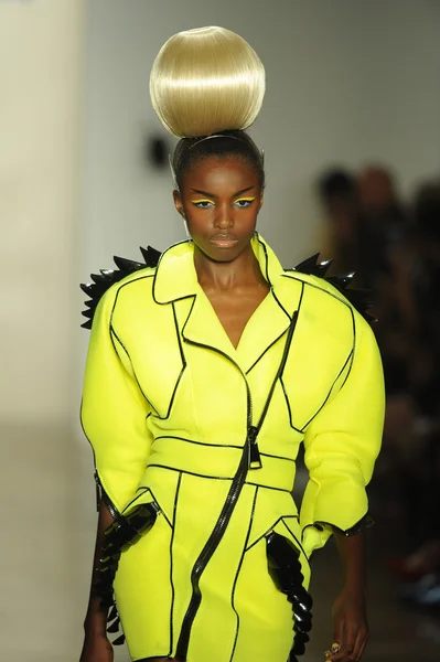 Model at The Blonds show — Stock Photo, Image