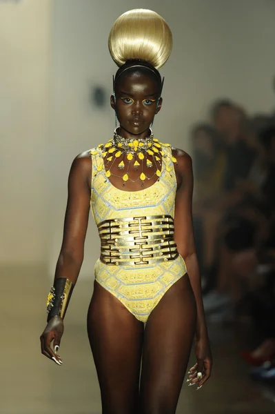 Modelo em The Blonds show — Fotografia de Stock