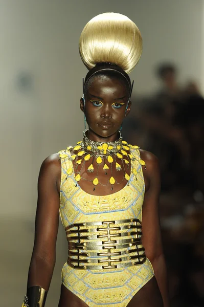 Model at The Blonds show — Stock Photo, Image