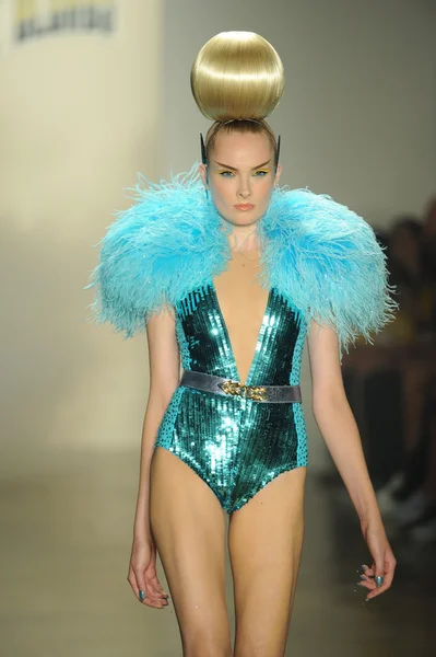 Modelo em The Blonds show — Fotografia de Stock