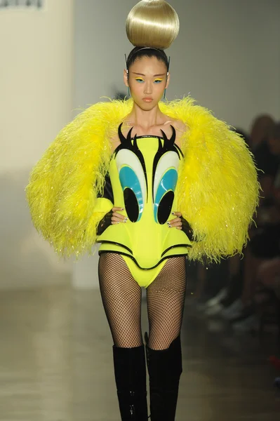 Modelo em The Blonds show — Fotografia de Stock