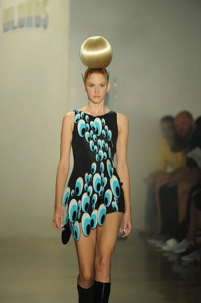 Model at The Blonds show — Stock Photo, Image