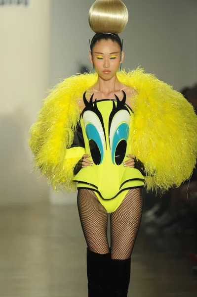 Modelo en el show de The Blonds — Foto de Stock