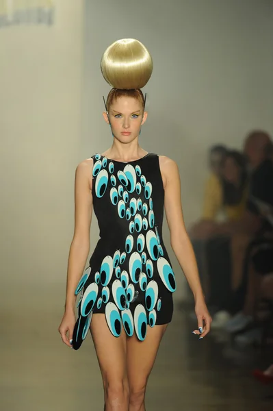 Model at The Blonds show — Stock Photo, Image