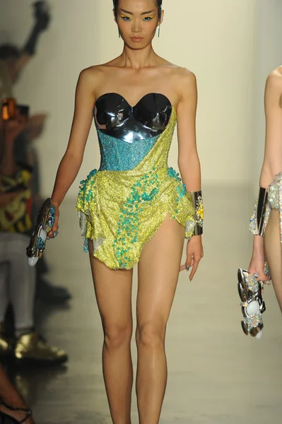 Model at The Blonds show — Stock Photo, Image