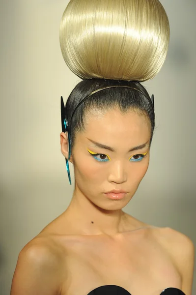 Model at The Blonds show — Stock Photo, Image