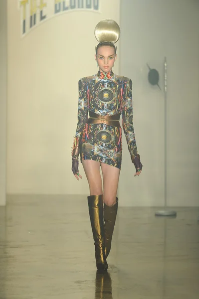 Modelo em The Blonds show — Fotografia de Stock