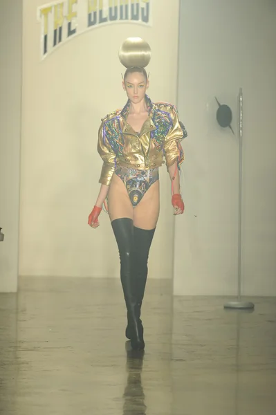 Modelo em The Blonds show — Fotografia de Stock