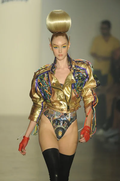 Model at The Blonds show — Stock Photo, Image