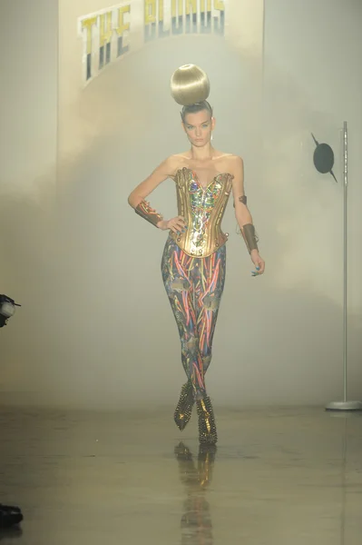 Modelo em The Blonds show — Fotografia de Stock