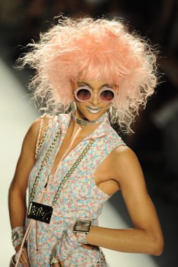 model yürür pist betsey johnson gösterisi