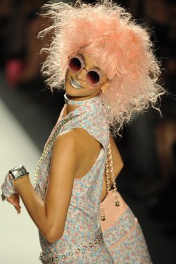 model yürür pist betsey johnson gösterisi