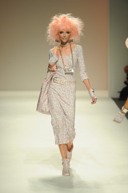 model yürür pist betsey johnson gösterisi